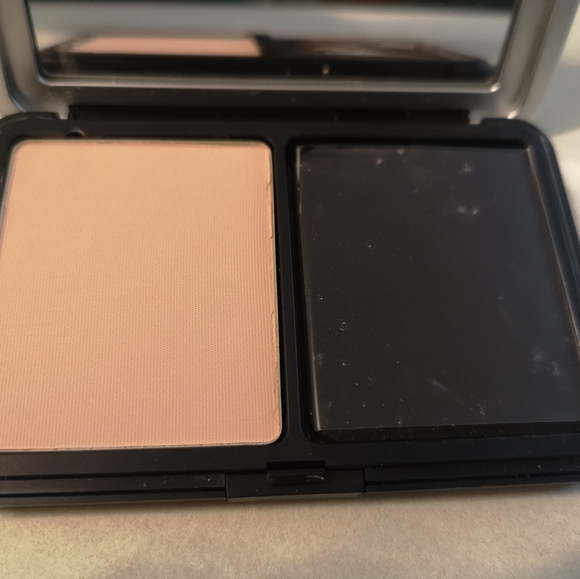 Make Up Forever - Matte Velvet Skin R210 - Picture 4 of 4